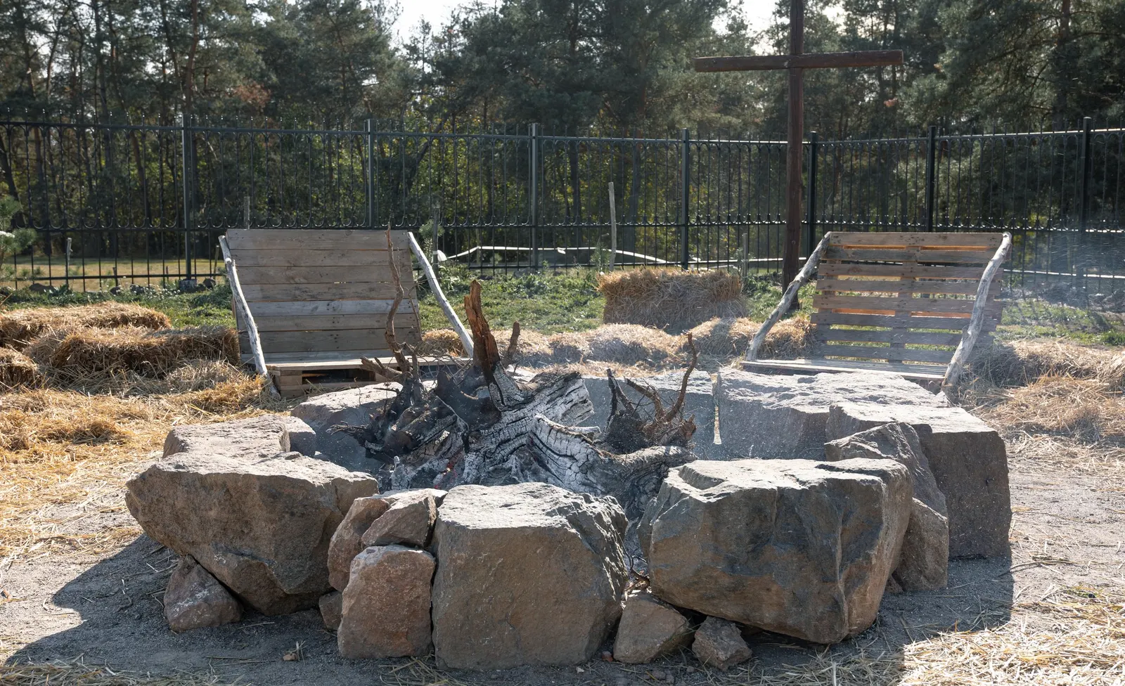 Backyard fire pit with lounge seating in Cross Roads, TX